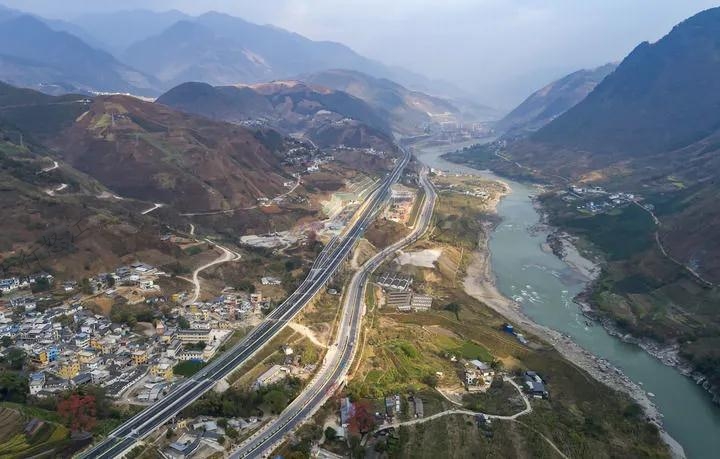 3月5日拍攝的保瀘高速、美麗公路南延線與怒江